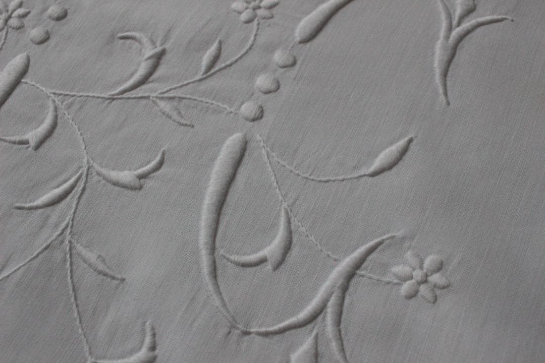 フランスアンティーク・クッションカバー \"J・C\"ドロンワーク/白糸刺繍