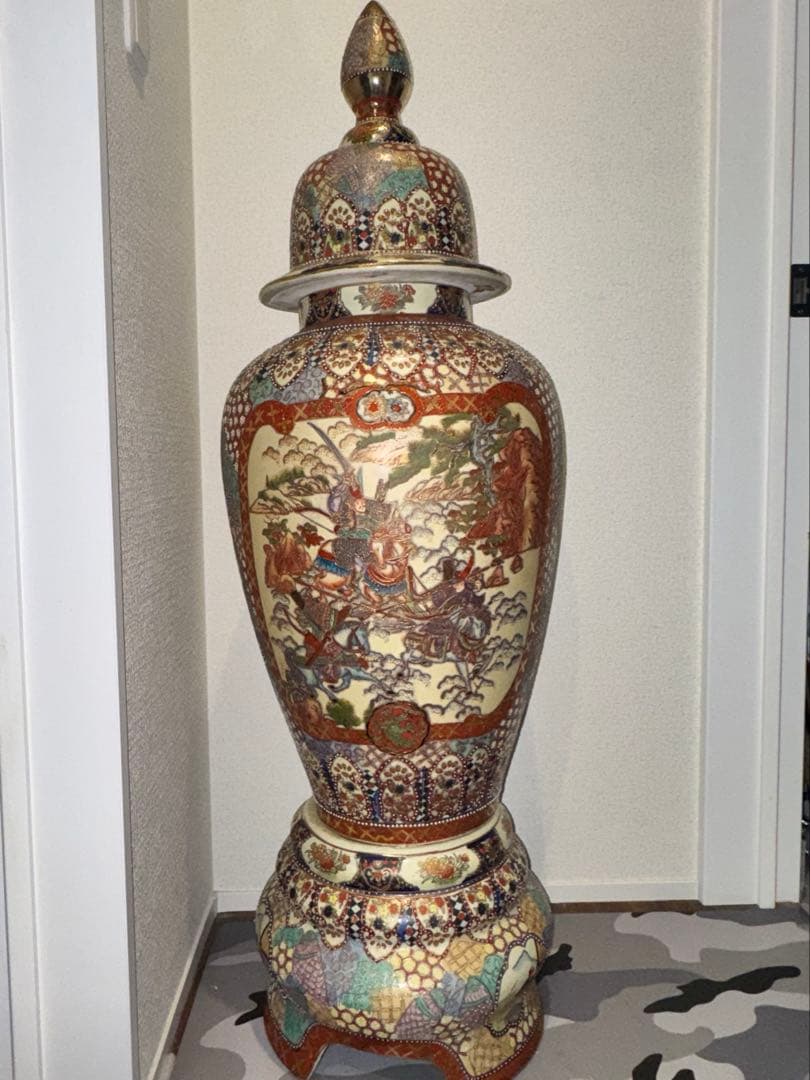 伝統工芸・総手描き古伊万里様式金欄手壺　インテリア装飾用の瓶