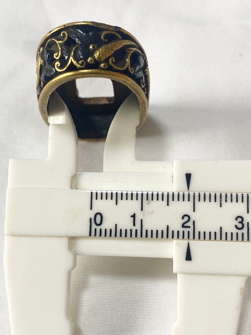 2T03 縁頭 柄頭 高彫り 金象嵌 金色絵 武具 刀装具 日本刀