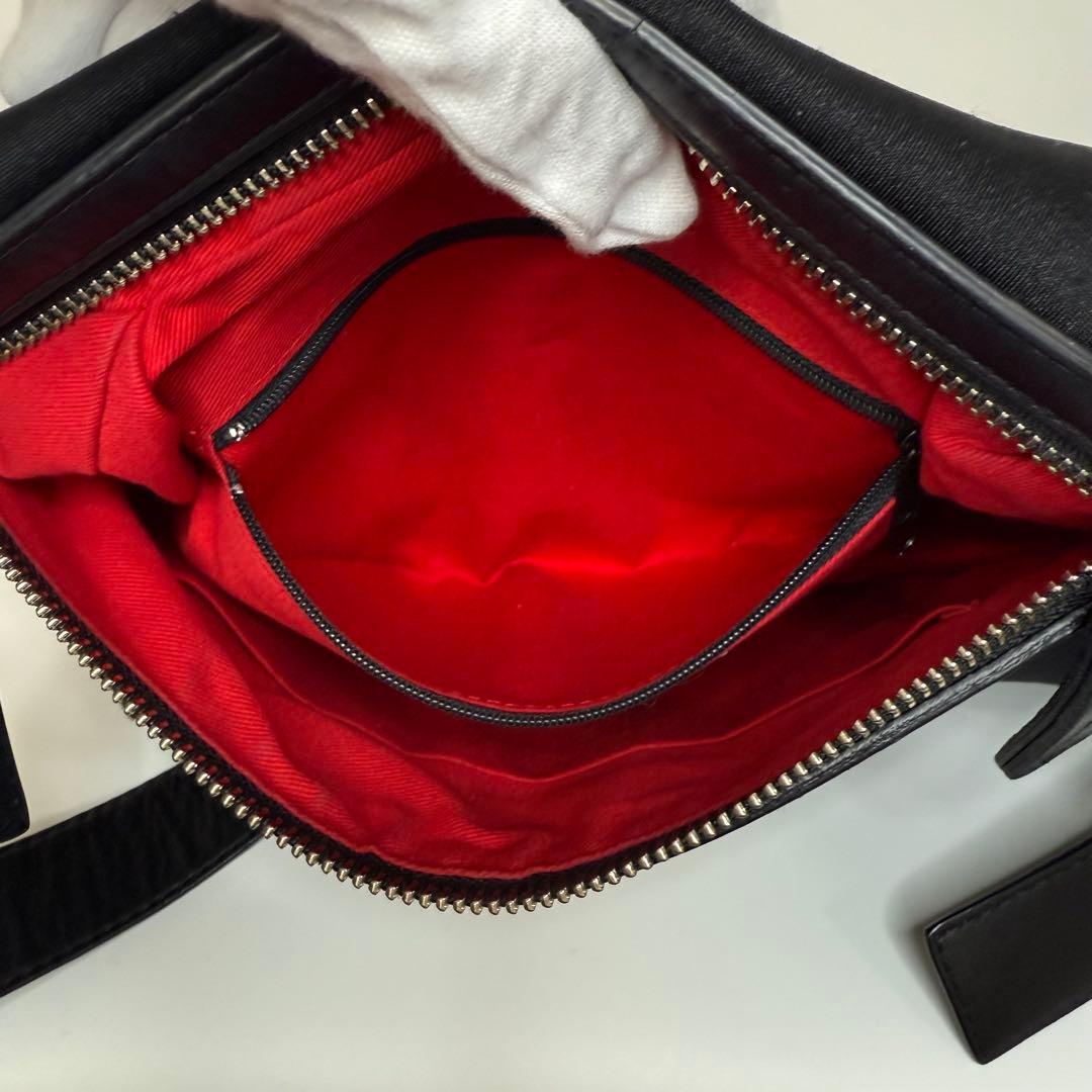 【24時間以内発送】カワカワ　ボディバッグ　WET ハトメ　ブラック