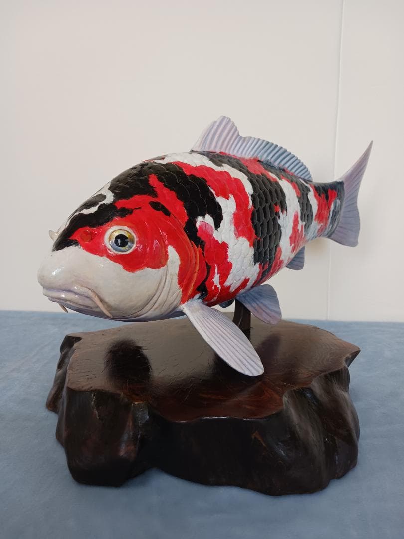 錦鯉の木製彫刻 赤黒白