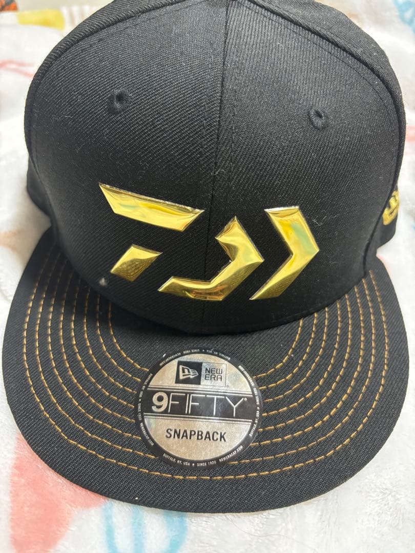 Daiwaの9FIFTYキャップ、迷彩のつばと金色❤️