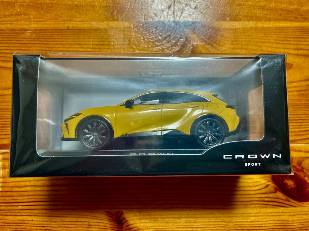 トヨタ CROWN SPORT イエロー ミニカー　サンプル品
