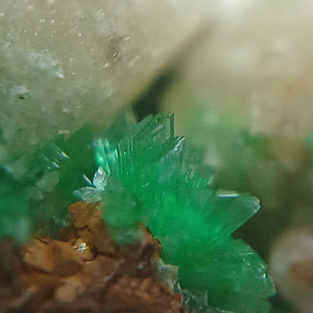 ニッケル華　原石　アナバーガイト　Annaberigite　カルサイト　鉱物標本