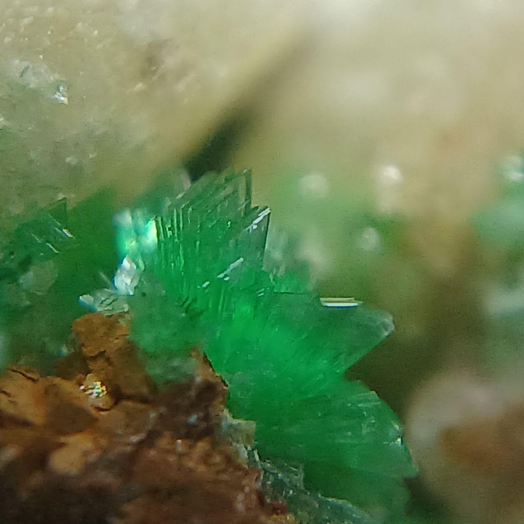 ニッケル華　原石　アナバーガイト　Annaberigite　カルサイト　鉱物標本