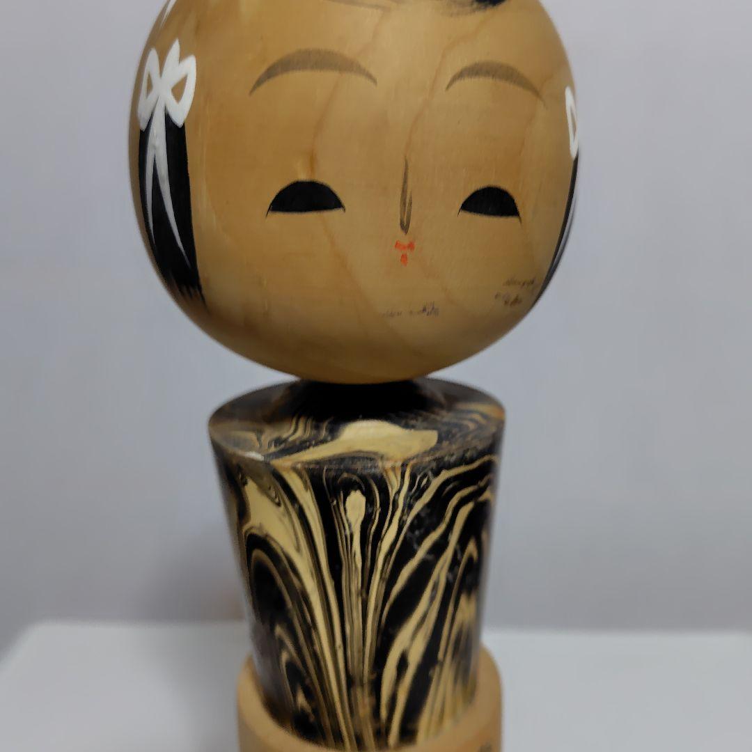 顔が優しい小芥子です。身体の帯が歴史です。