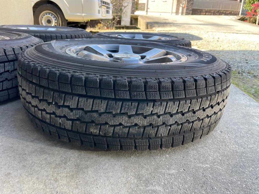 ハイエース　MAD CROSS スタッドレス　ウインターマックス