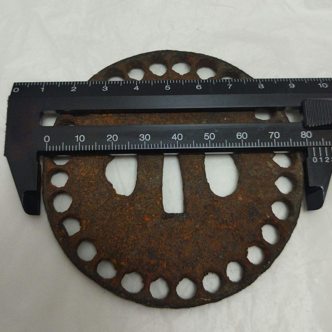 鉄製 鍔(つば) 丸型穴付き 無銘 丸形日本刀 アンティーク