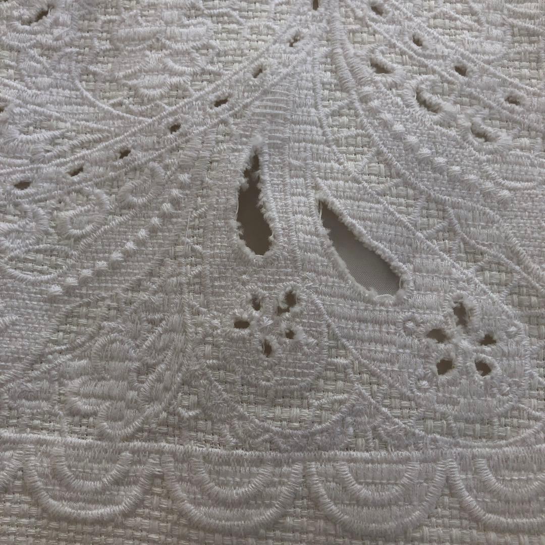 【新品 未使用品】ADORE ☆ 豪華ビジュー刺繍入りひざ丈ワンピース ホワイト