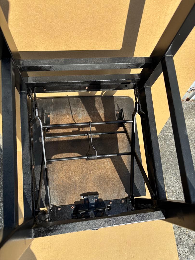 背もたれ付ピアノ椅子　足部フェルト付き　比較的きれい　ワインレッド座面