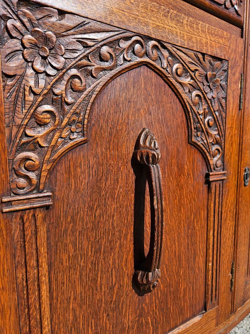 英国アンティーク オーク材のサイドボード バルボス装飾 バフェ 飾り棚 食器棚