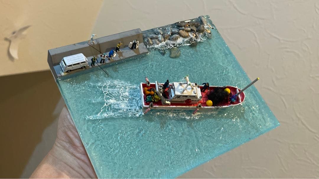 小さな漁港と出港する漁　レジン　ジオラマ