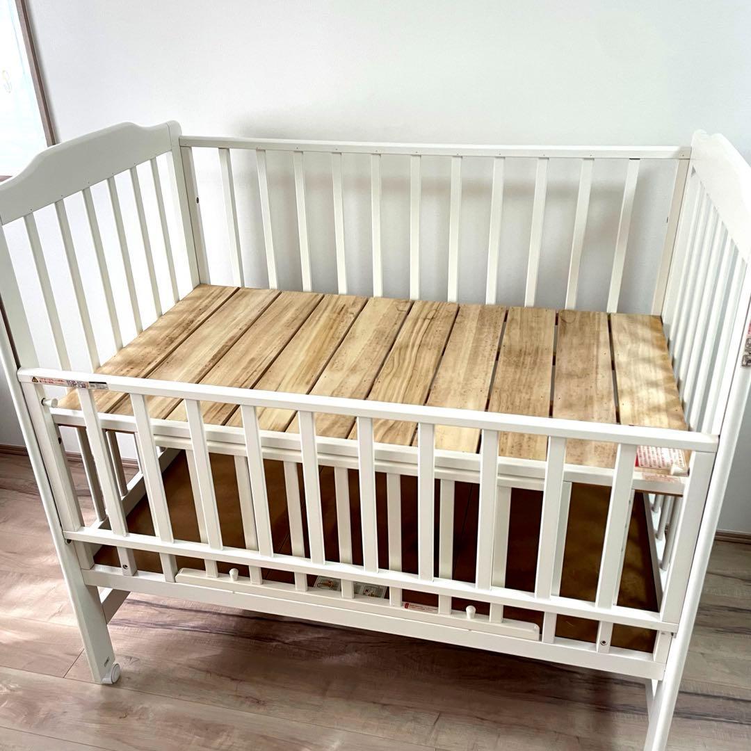 【人気商品】カトージ　ホワイト　 ハイシートベビーベッド