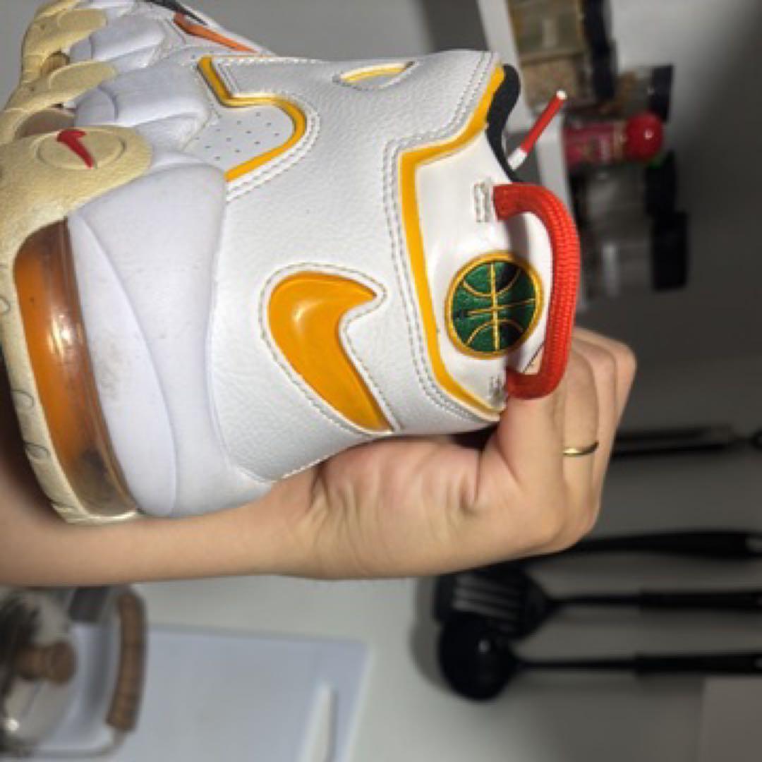 NIKE モアアップテンポ　レイガンス