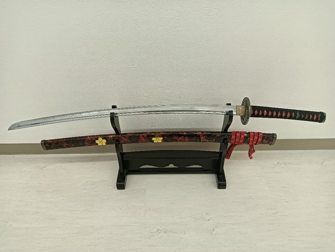 高級模造刀 前田慶次モデル 黒柄赤鮫皮 大輪透し鍔 赤黒斑ら呂鞘