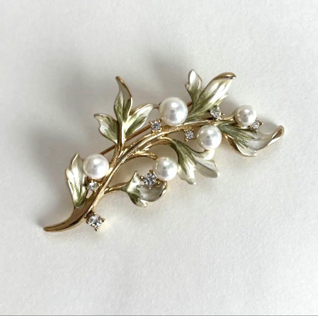 ヴァンドームブティック　葉にパールとクリスタルのブローチ
