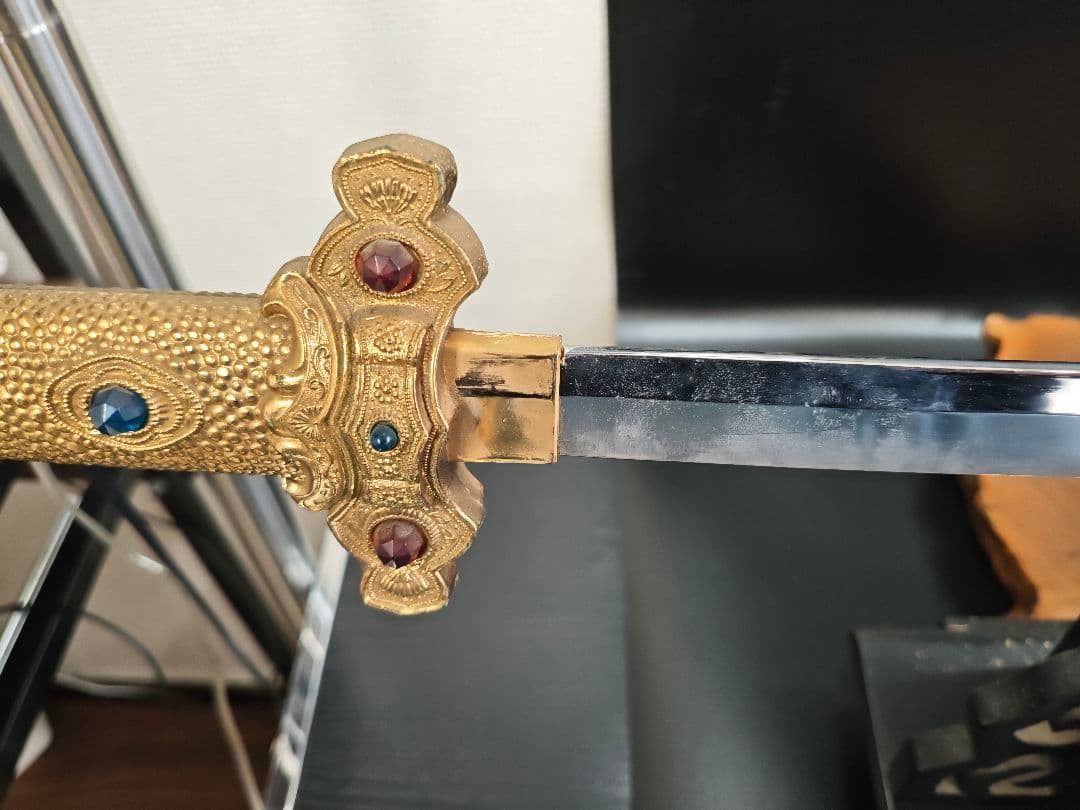 国宝原寸大複製 黄金梨子地螺鈿餝剣 模造刀 レプリカ 展示台付き 木箱付A028