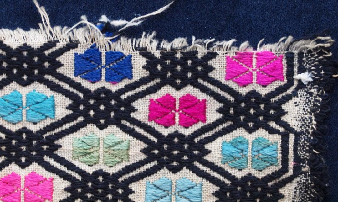 中国貴州省で入手、約300の格子状菱形紋に6花弁紋を加えた、少数民ミャオの刺繍布