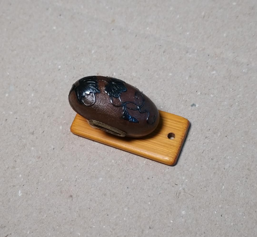 頭 (赤銅地・蔦の図高彫り)