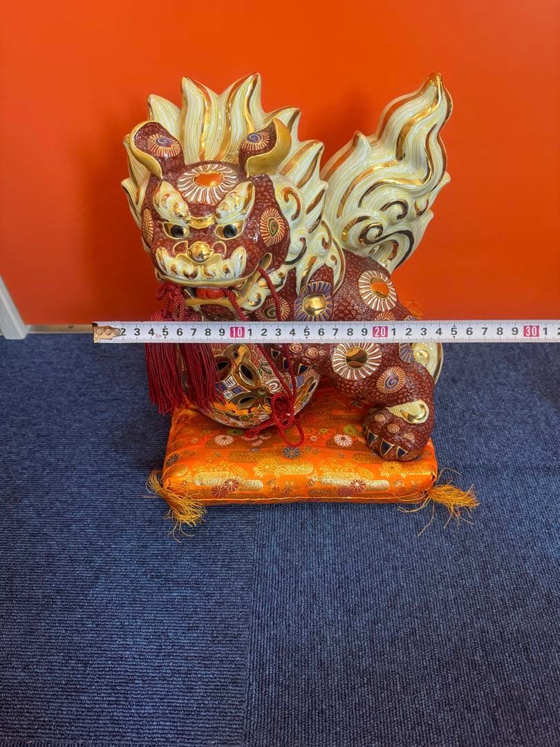 2017  九谷焼 太吉　玉乗り獅子 狛犬 置物 縁起物　金彩座布団付き