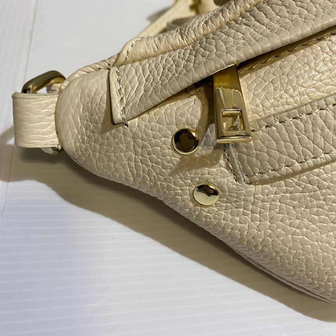 【極美品】AULENTTI　金具付きレザーボディバッグ　ベージュ