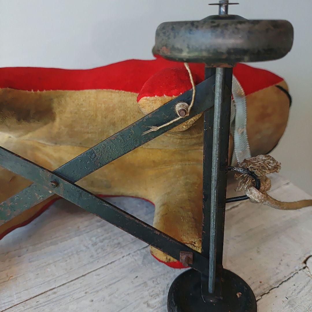 アンティーク人形　赤い犬の引きぐるま玩具