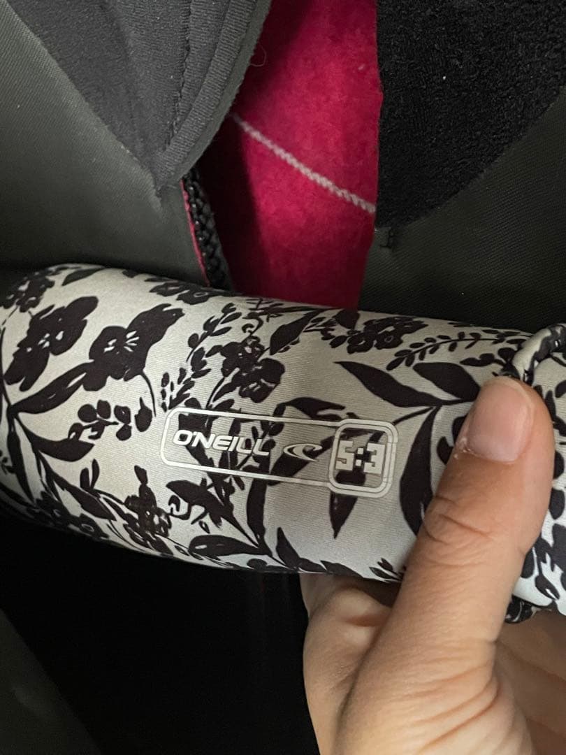 （1度のみ使用）O'neill ウェットスーツ 黒 花柄 5/3mm