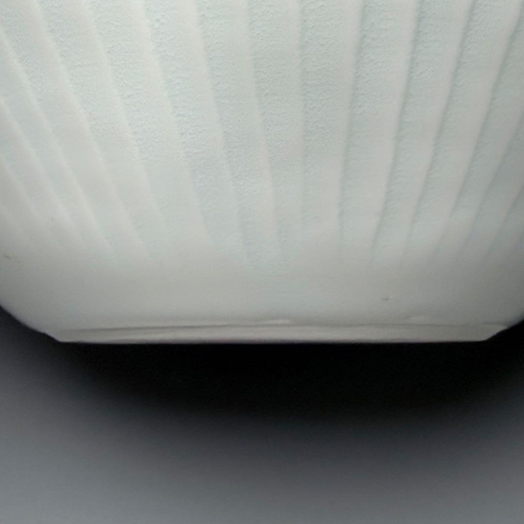 藤井朱明　自作　白磁彫花瓶　共箱　鉄釉草文様　雰囲気◎　インテリア　オブジェ