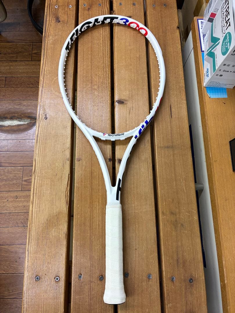 Tecnifibre T−FIGHT 300 テニスラケットG2
