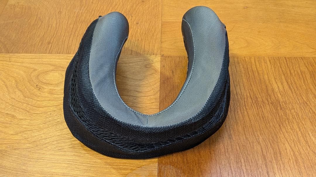 ネックピロー Cabeau Evolution Cool neck pillow