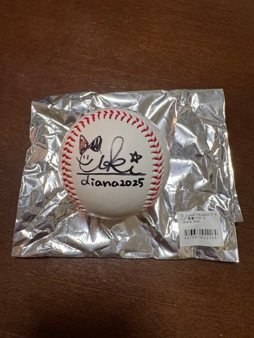 diana AKI 直筆サインボール