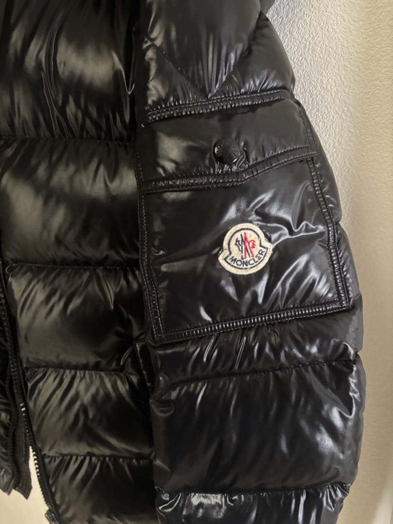 MONCLER ブラック ダウンジャケット フード付き