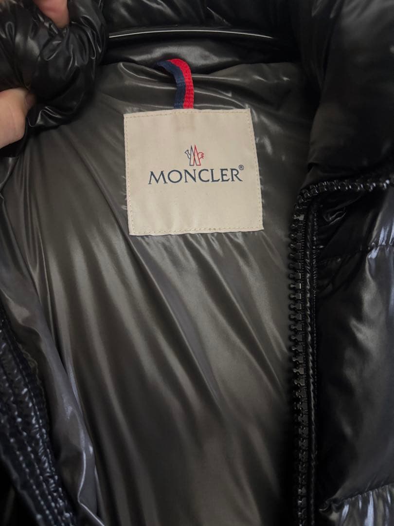 MONCLER ブラック ダウンジャケット フード付き