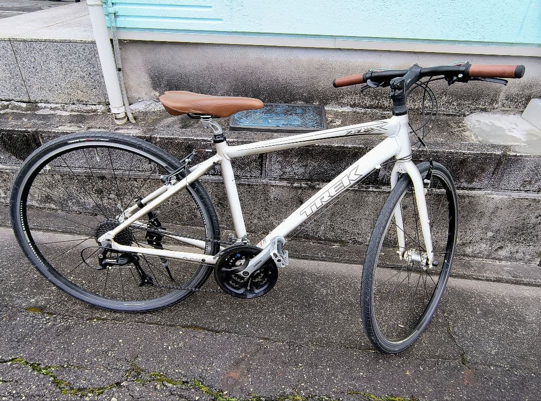 Trek7.3FXクロスバイク白700X28CサイズS位走る曲がる止まる問題無し