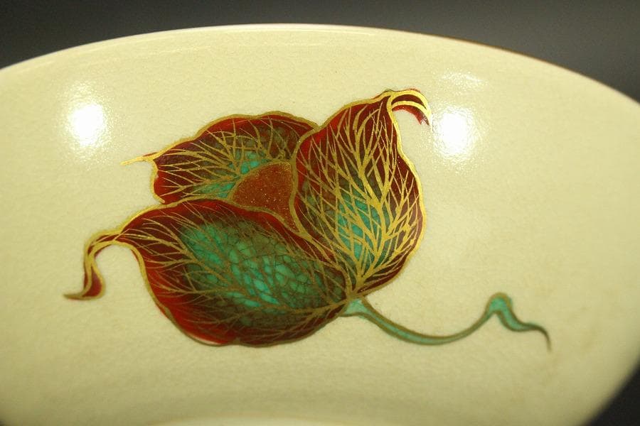 茶道具 抹茶茶碗 色絵 金彩 花文様 清宗寺印 平茶碗 木箱入(メ1750)