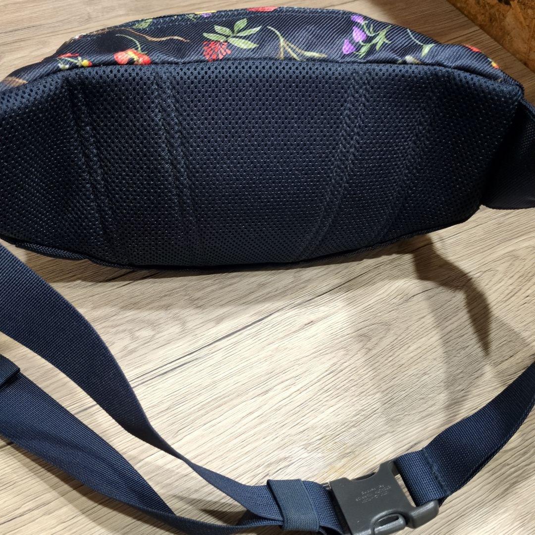 極美品　THE NORTH FACE 花柄ボディバッグ