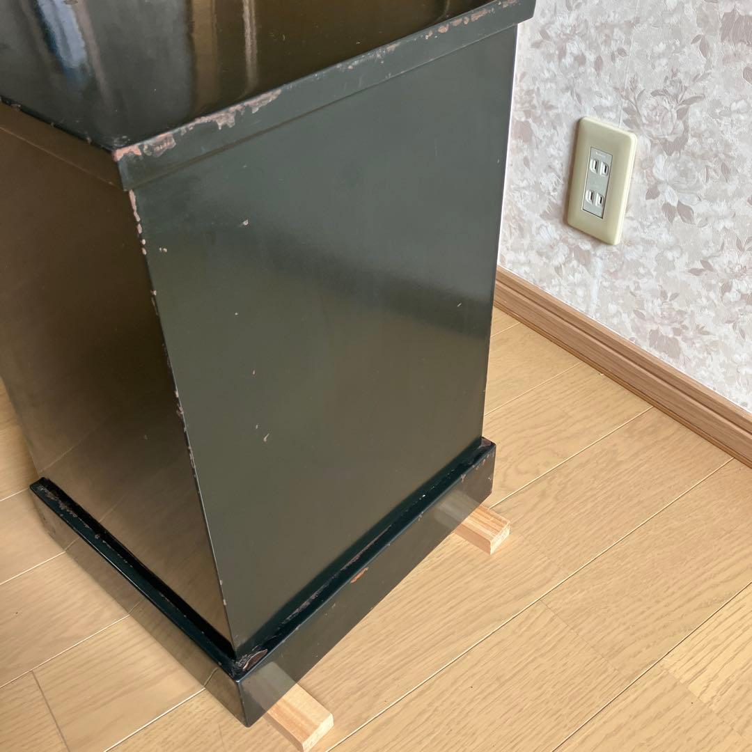 昭和レトロな中型金庫（グリーン色／高４５、幅３１、奥２８㌢／重約２７㌕）