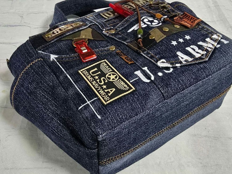 デニムリメイクトートバッグ ◆底板 ◆ショルダー紐 ◆ファスナー付き ◆ポーチ