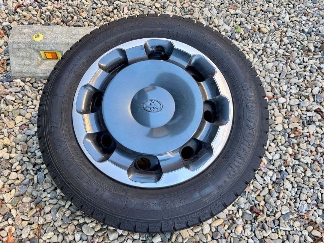 新型シエンタ 4本セット 純正ホイール&キャップとスタッドレスタイヤ