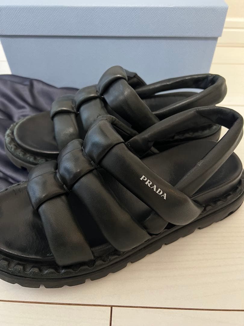 PRADA ブラックレザーサンダル