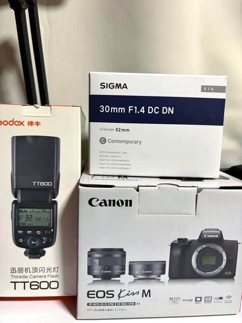 Canon EOS Kiss M セット単焦点F1.4＋3レンズ＋ストロボ＋三脚