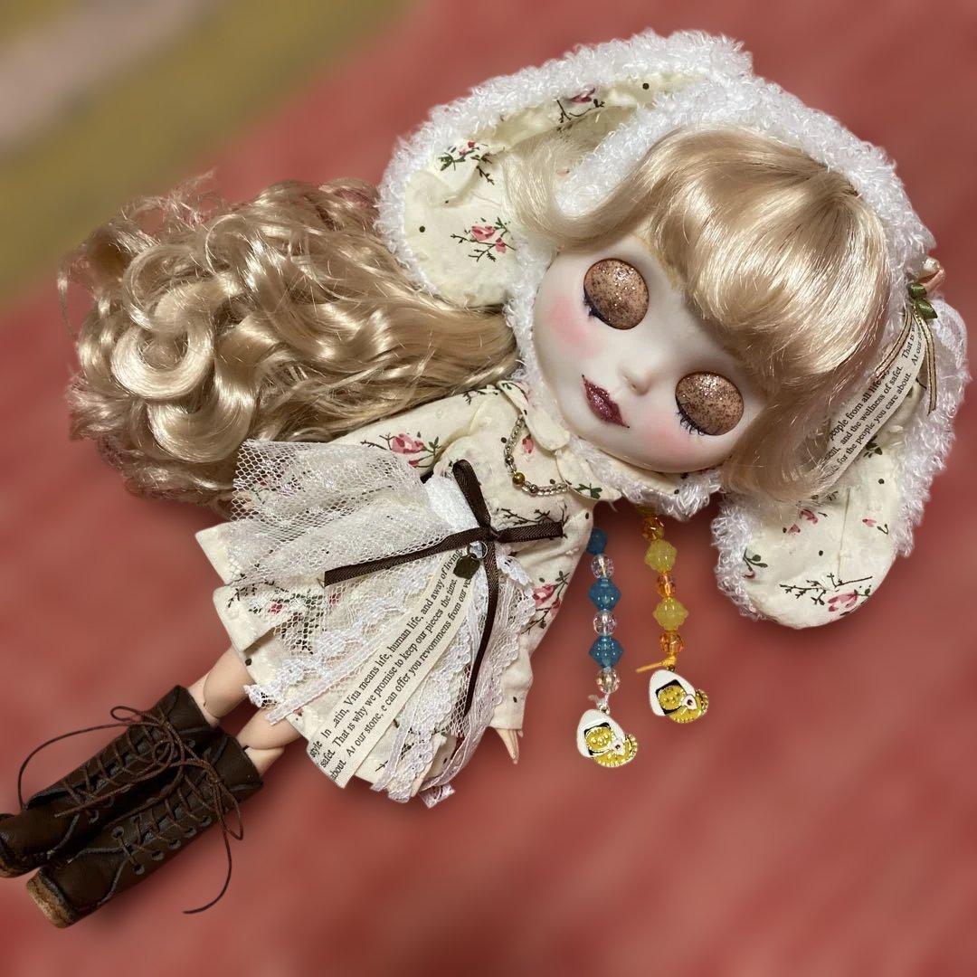 『うさ耳ちゃん』カスタムドール ブロンドヘア唇とマブタにきらきらラメ入り