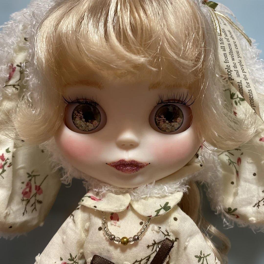 『うさ耳ちゃん』カスタムドール ブロンドヘア唇とマブタにきらきらラメ入り