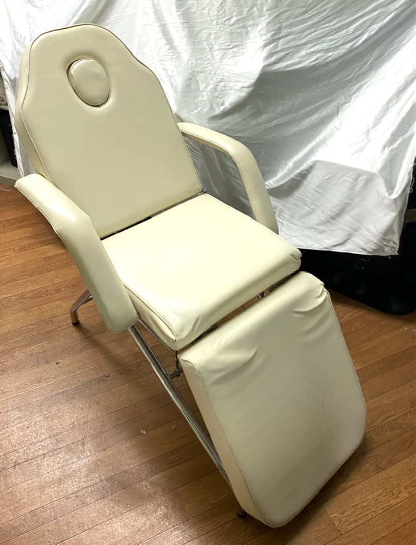 【送料込み】中古完動品 エステ/美顔、ボディケア　チェア　可変　姿勢　ホワイト