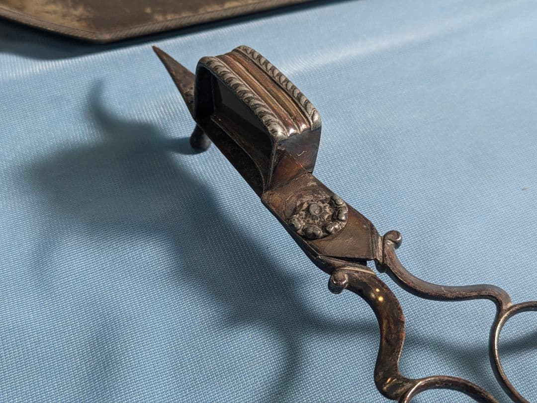 英国 アンティーク ハサミ型 ロウソク消し キャンドルスナッファー　トレー付き