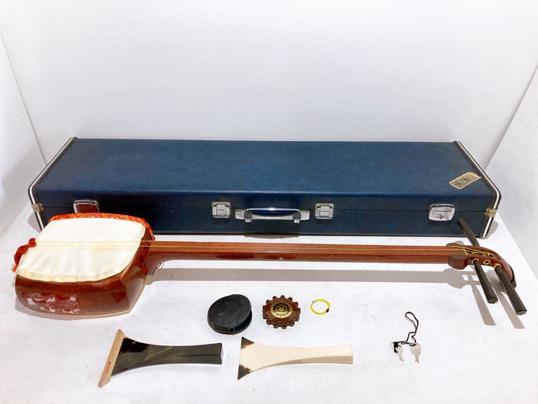 ☆【ジャンク扱い】津軽三味線 和楽器 撥×2点 調子笛 ハードケース付き 鍵あり