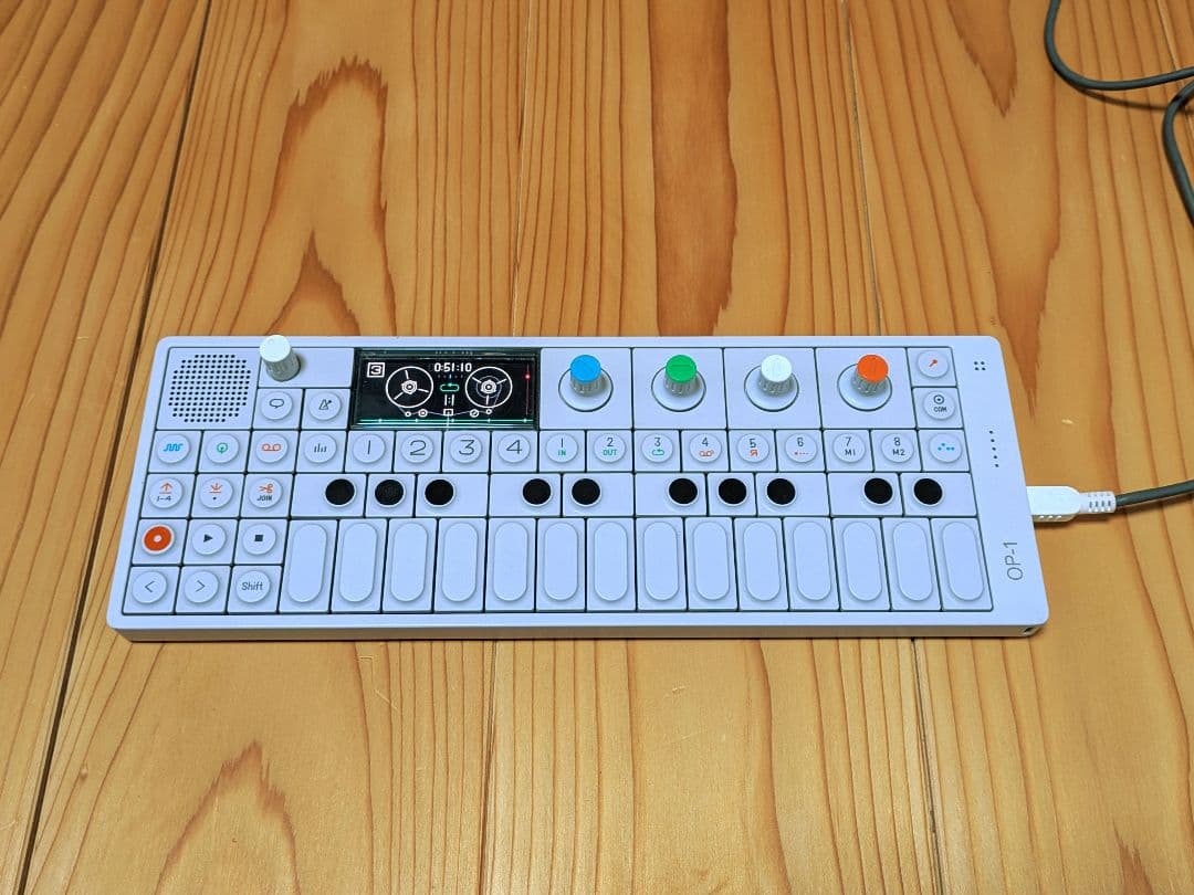 Teenage Engineering OP-1 シンセサイザー