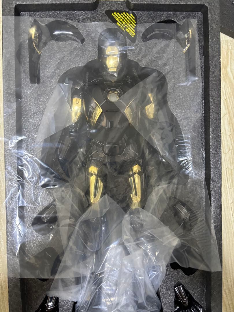 ホットトイズ　アイアンマン・マーク7（ブラック＆ゴールド版）