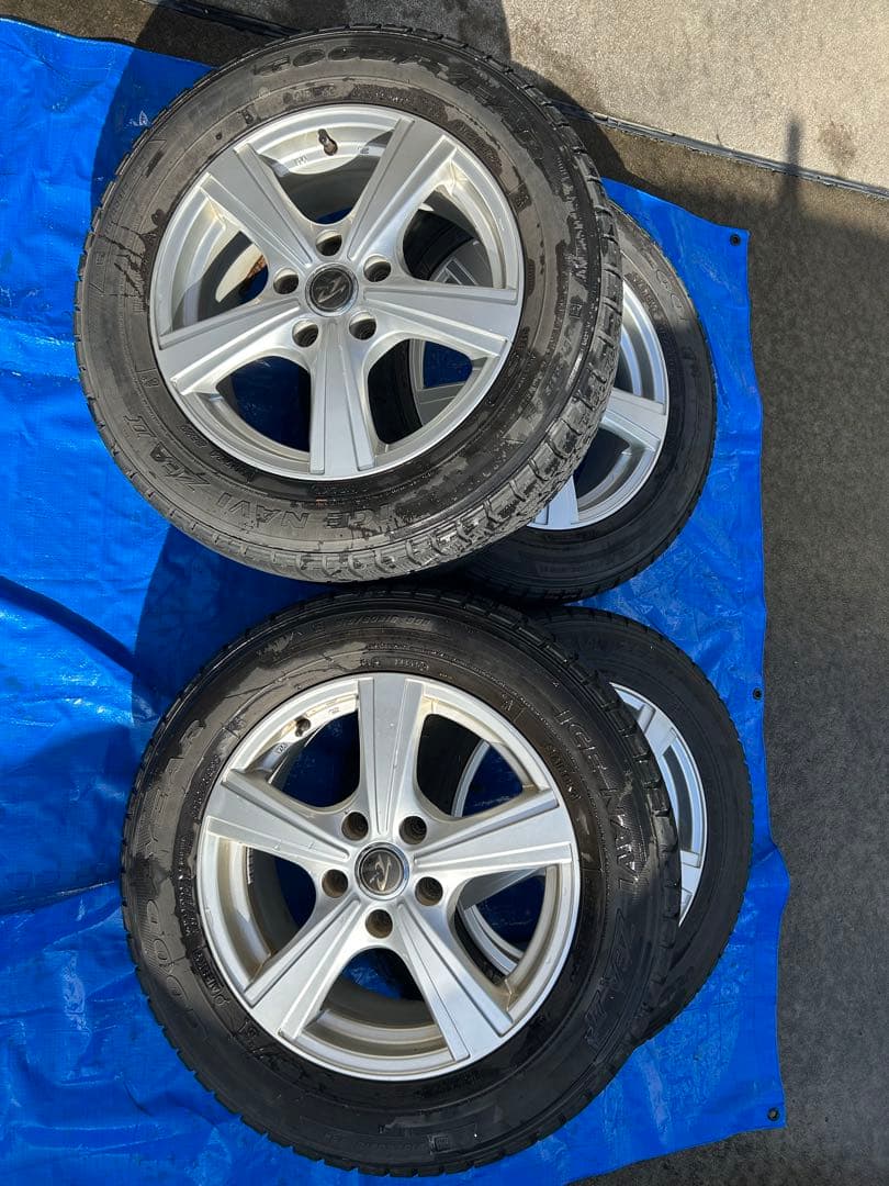 スタッドレスタイヤ、ホイールセット　16インチ　クラウン、ミニバン等に