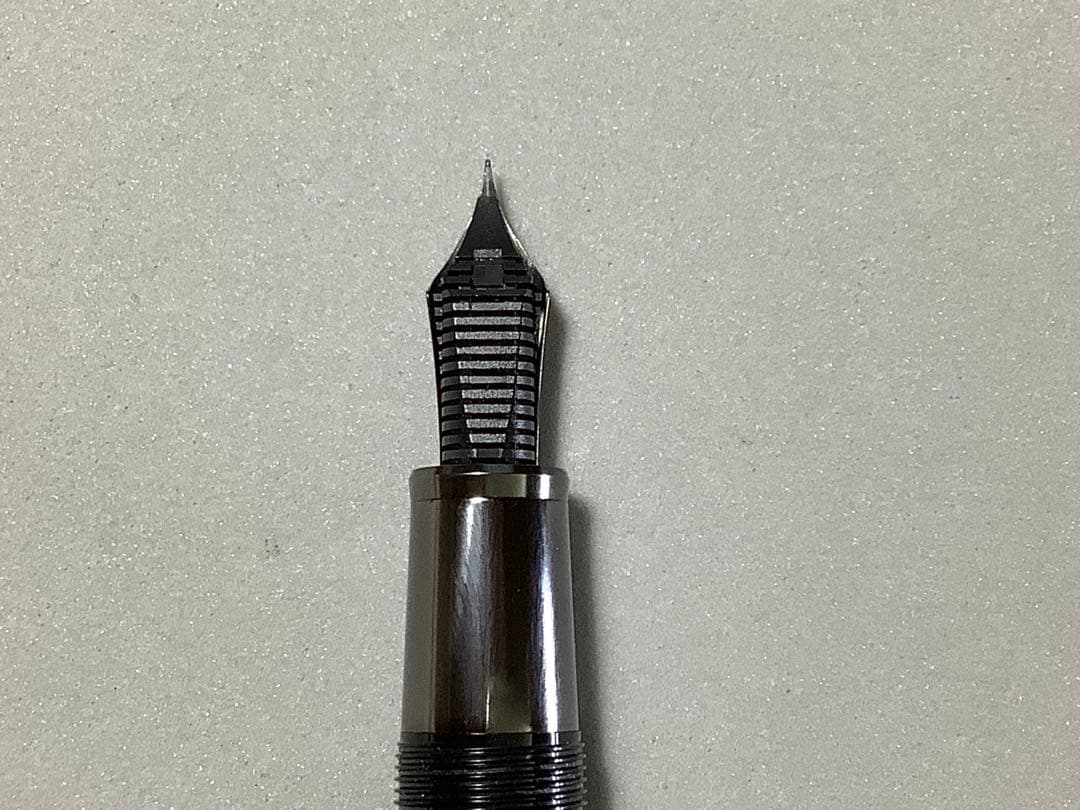 セーラーの万年筆　ブラックラスター　ペン先: EF 【不良個所あり】